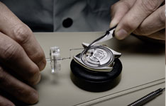 萧邦表冠螺丝出来了